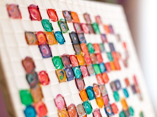 Perspektivische Detailansicht eines detailliert mit Acrylfarben bemalten Bildes auf Leinwand